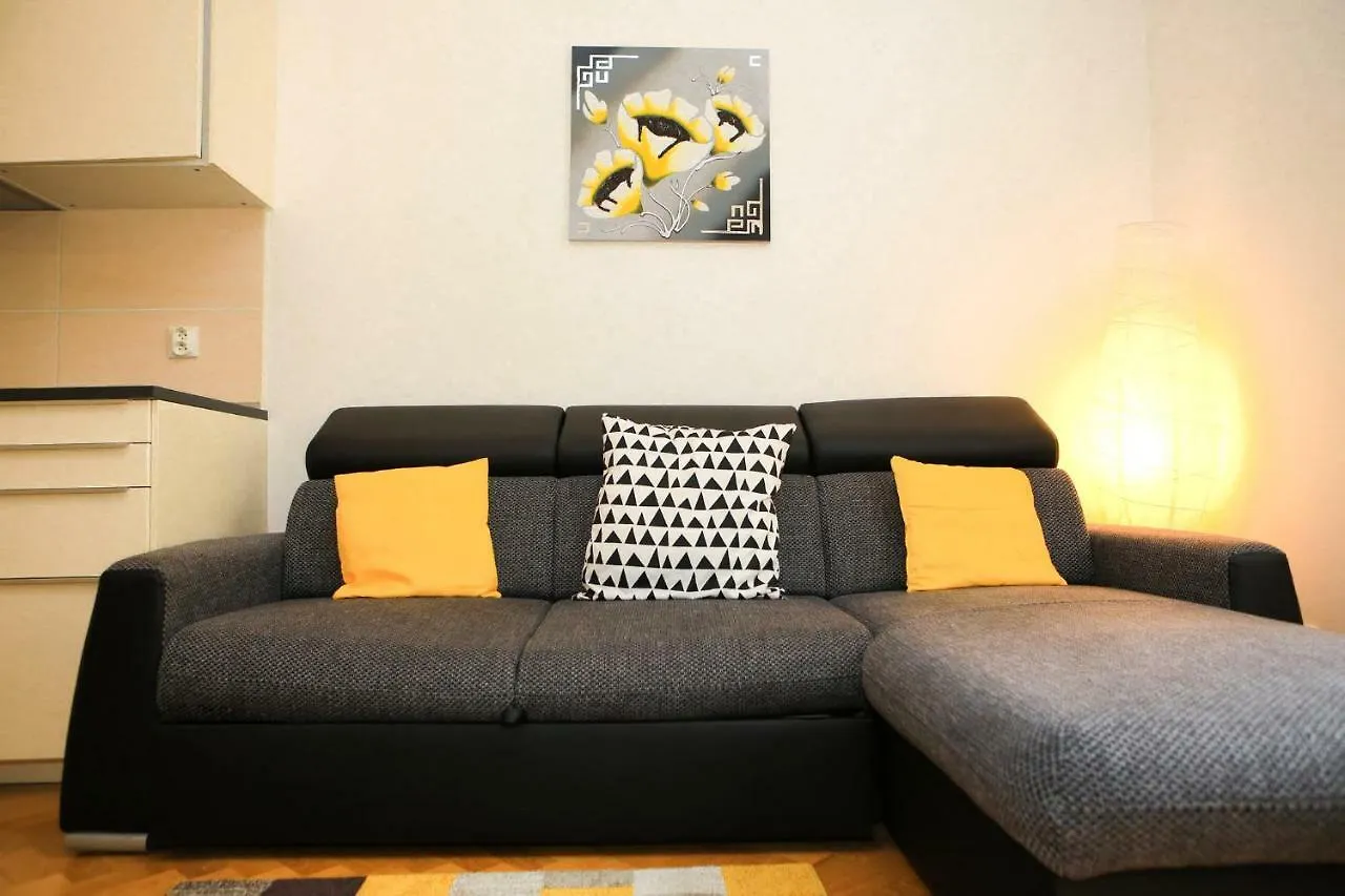 Yellow Apartment Few Steps From Metro Praga