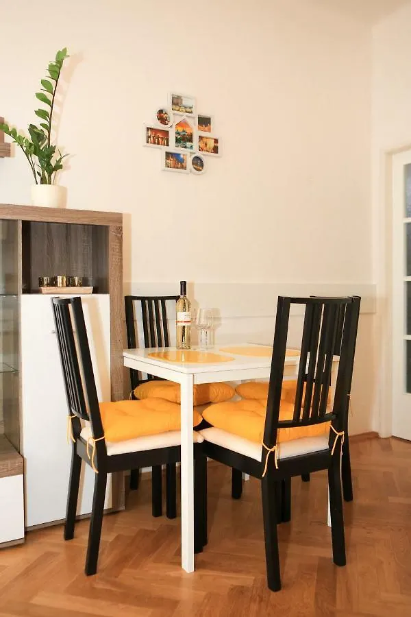 Yellow Apartment Few Steps From Metro Praga