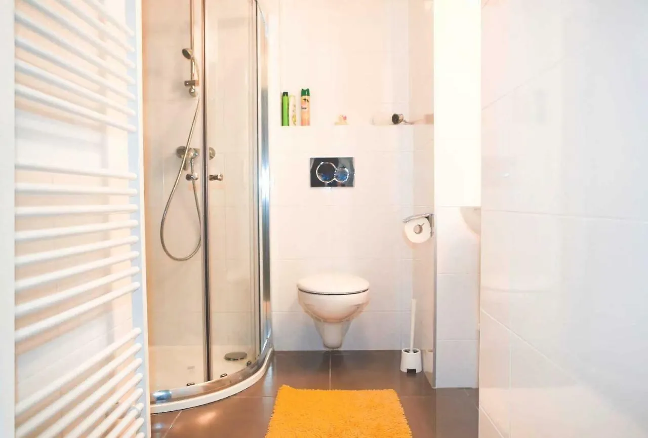 Yellow Apartment Few Steps From Metro Praga