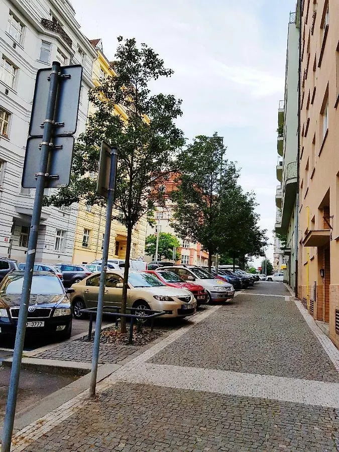 Yellow Apartment Few Steps From Metro Praga 0*,