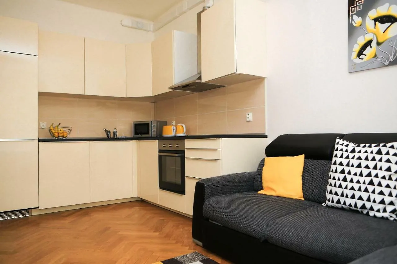 Yellow Apartment Few Steps From Metro Praga