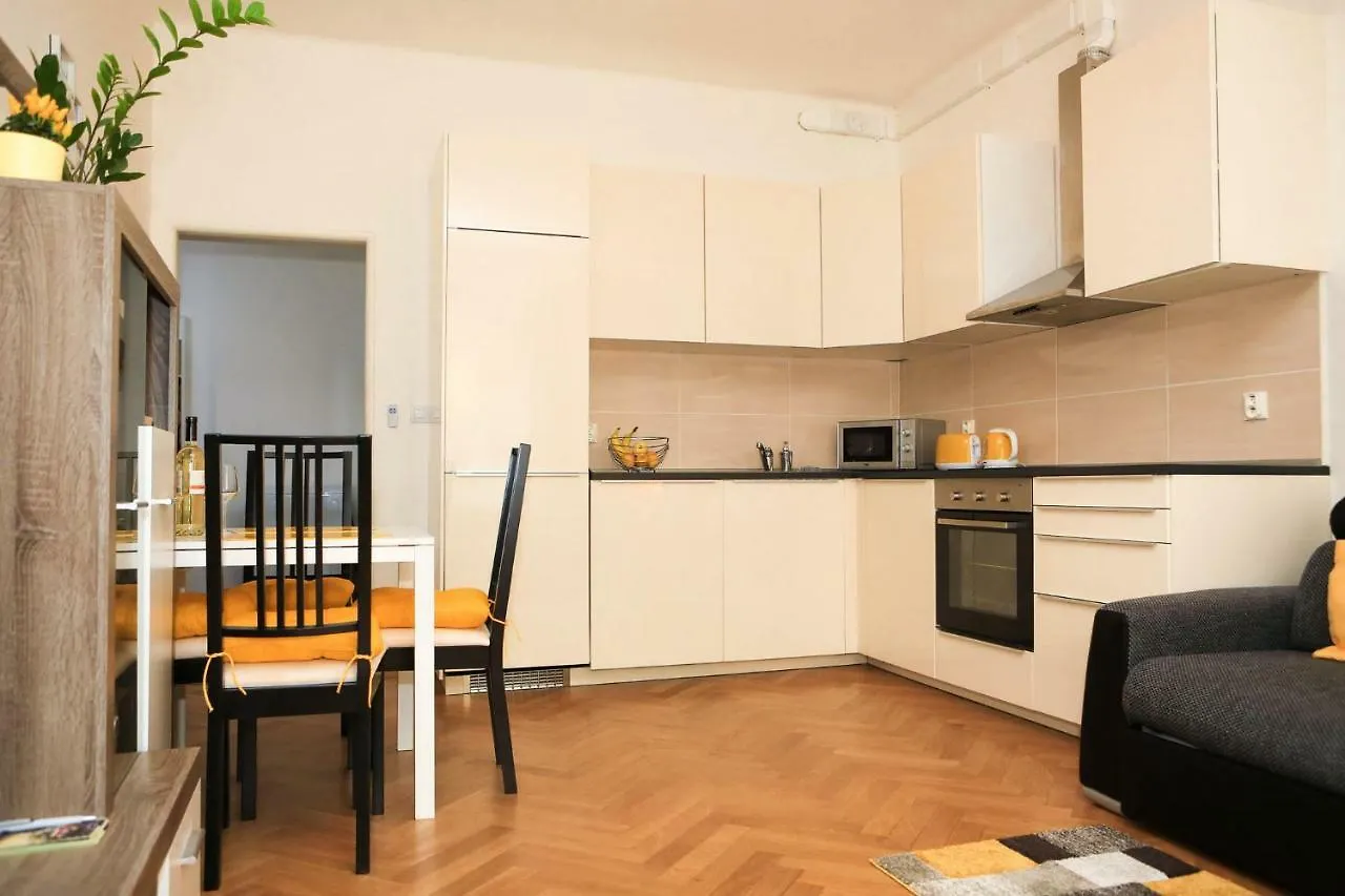 Yellow Apartment Few Steps From Metro Praga 0*,