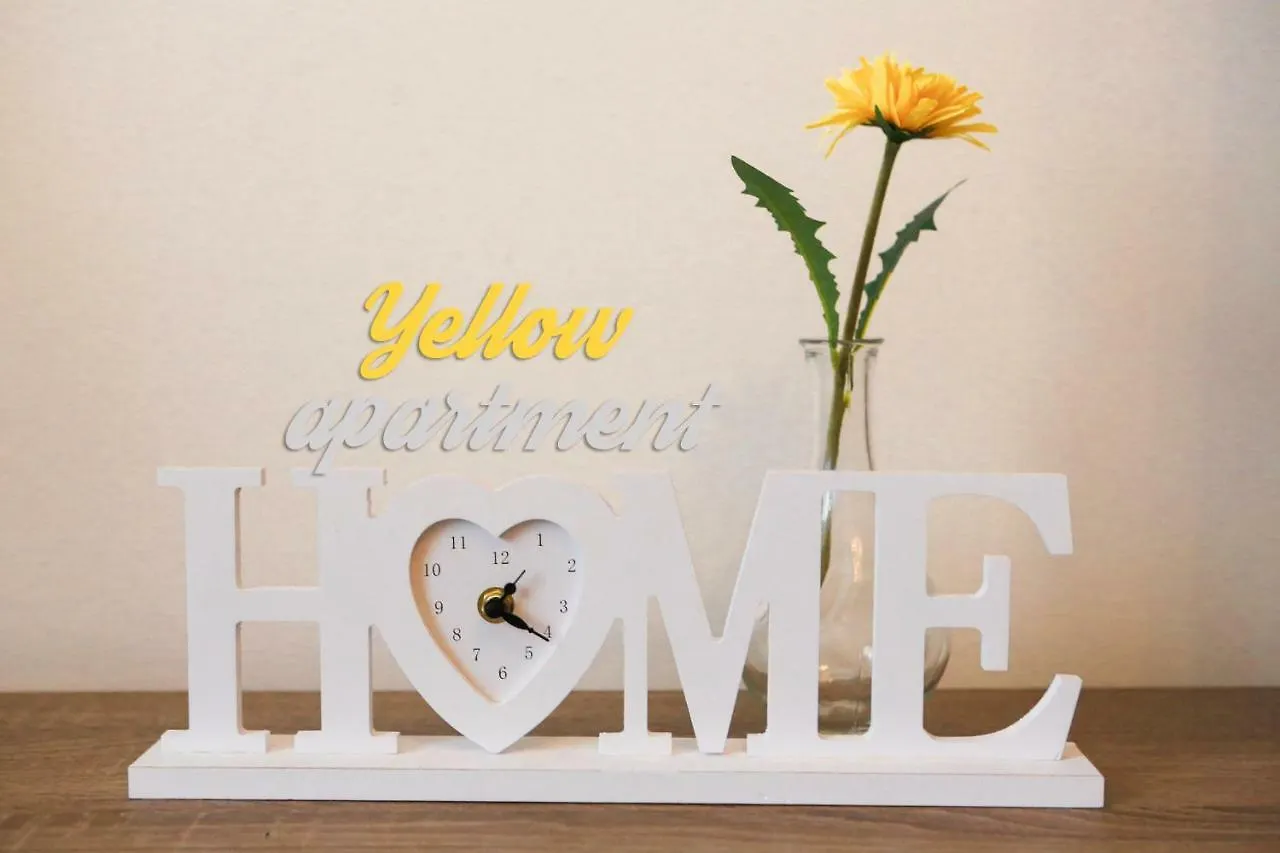 Yellow Apartment Few Steps From Metro Praga